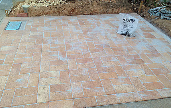 DIYでレンガ敷きとレンガの花壇作ってみた。